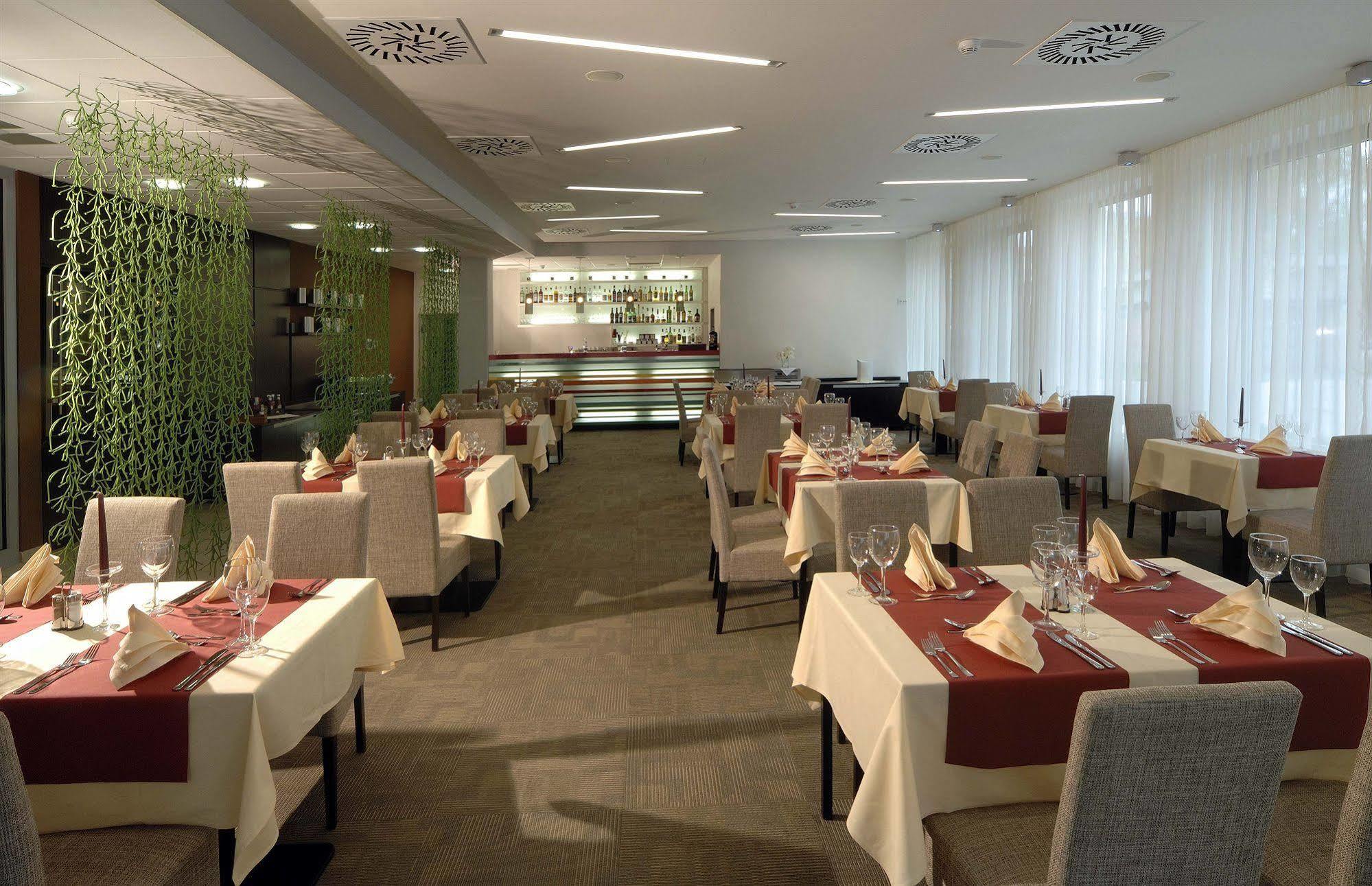 Hotel Euro Пардубице Экстерьер фото